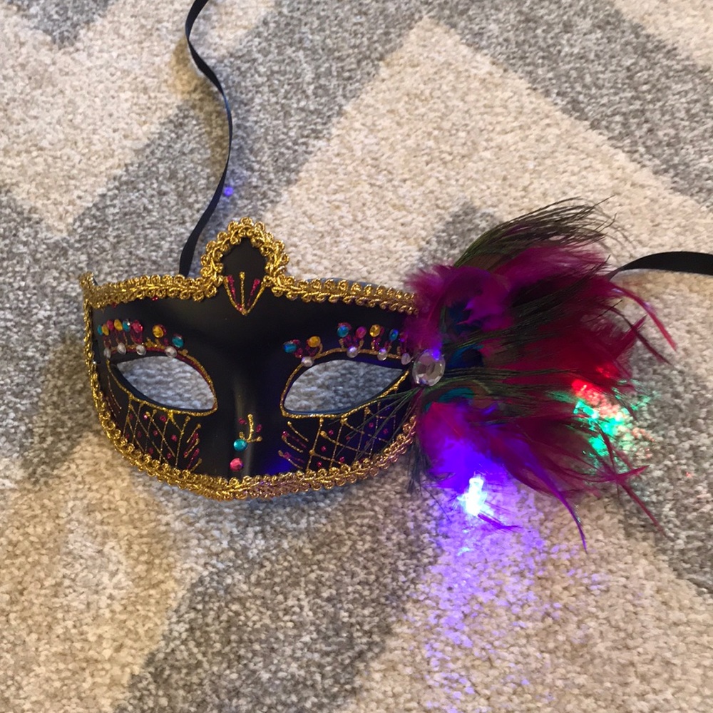 Masquerade Mask - Picture 3 of 4